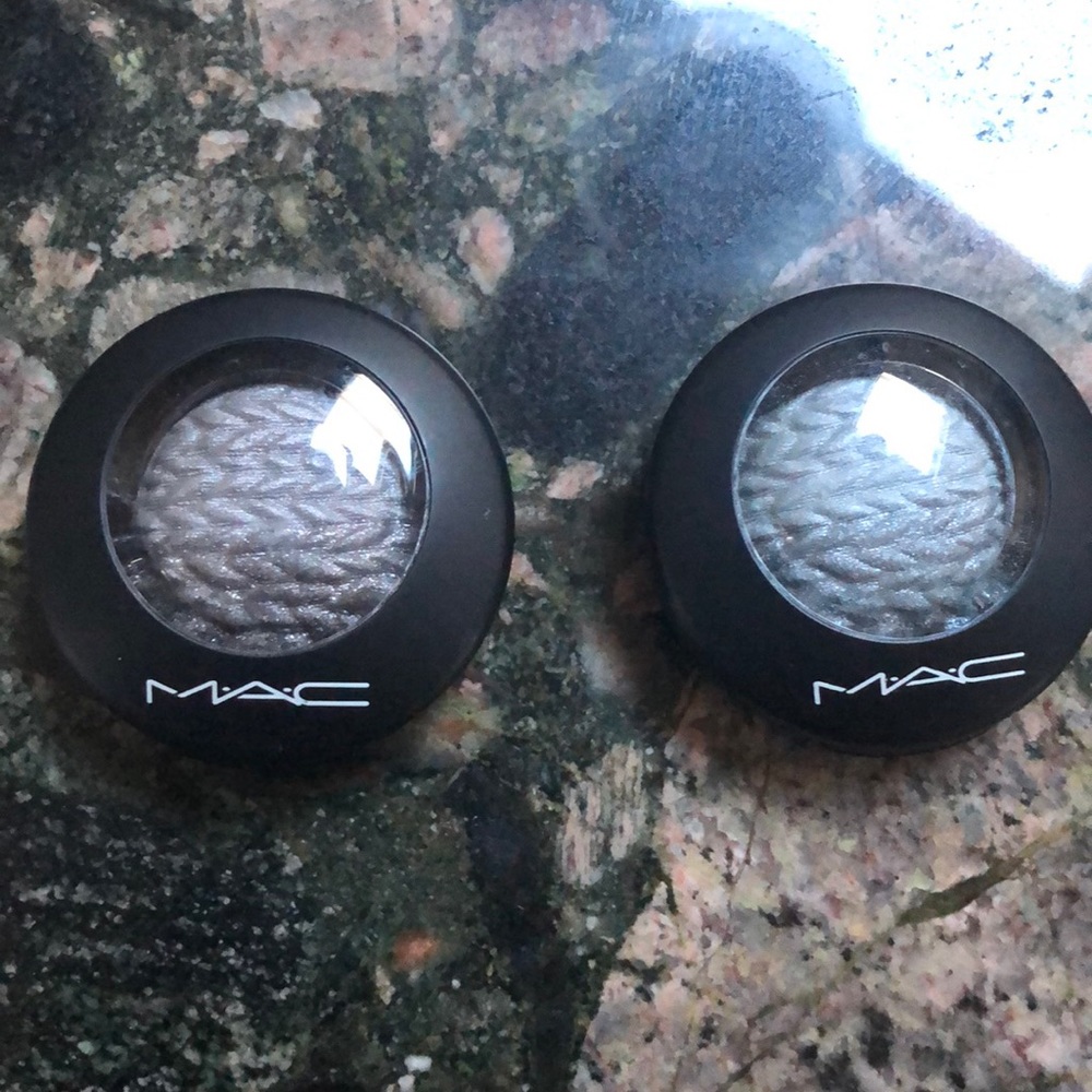 MAC. Mineralized Eyeshadow. Just breathe & Uninhib